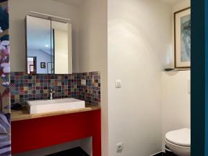 La salle de bains est pourvue d'un lavabo et de toilettes. dans l'établissement Rêve Perdu / studio PJ, à Bruges