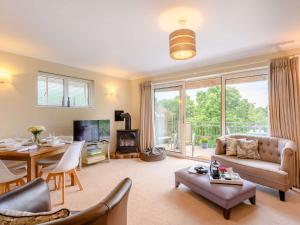 uma sala de estar com um sofá e uma mesa em 3 bed property in Godshill New Forest 56431 em Godshill