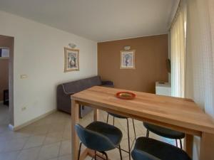 een woonkamer met een houten tafel en stoelen bij David One in Novigrad Istria