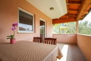 een kamer met een tafel en stoelen en een raam bij David One in Novigrad Istria