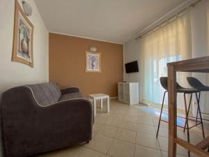 een woonkamer met een bank en een tafel bij David One in Novigrad Istria