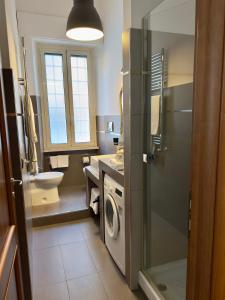 La salle de bains est pourvue d'un lave-linge et d'un lavabo. dans l'établissement Interno 4 in Rome - Aventino e Circo Massimo, à Rome