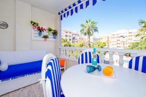 un tavolo bianco e sedie su un balcone con vista di Home&Holiday Goleta with parking-option a Torrevieja