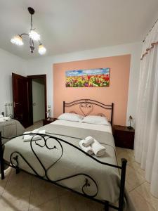 1 dormitorio con 1 cama con 2 toallas en a casa di Ale en Santa Maria di Castellabate