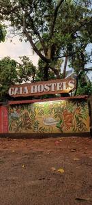 uma placa que diz: Cala hostels numa parede em Gaia Hostels em Anjuna