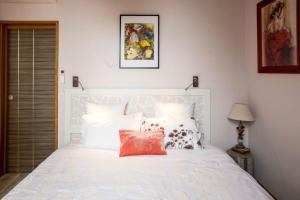 ボルドーにあるNona Home Bordeauxのベッドルーム1室(白いベッド1台、枕2つ付)