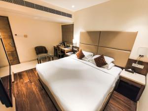 Postel nebo postele na pokoji v ubytování Ramee Guestline Hotel Khar