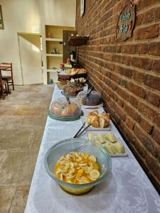 una mesa larga con un buffet de comida. en Pousada da Mary en Ubatuba