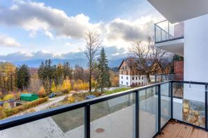 ein Balkon mit Blick auf ein Haus in der Unterkunft Apartament basen sauna Revisit Szklarska in Szklarska Poręba