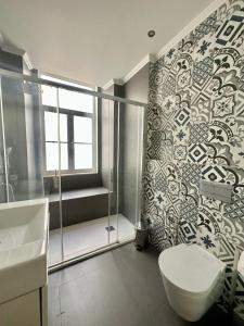 uma casa de banho com um chuveiro, um WC e um lavatório. em Casa da Prata em Lisboa