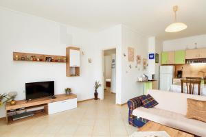 Una sala de estar con un sofá y un televisor. en BulgariaVilla - Villa Amber, en Bryastovets