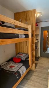 Uma ou mais camas em beliche em um quarto em Appartement coeur de station Valfrejus 6 pers