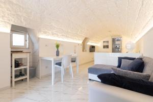een woonkamer met een bank en een tafel bij La Porta Sul Mare in Mola di Bari