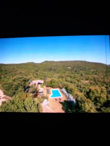 eine Luftansicht eines Hauses mit Pool in der Unterkunft Masia Rustica Costa Brava in Calonge