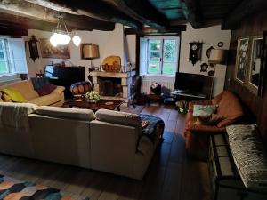 uma sala de estar com dois sofás e uma lareira em Casa Oute em Sobrada