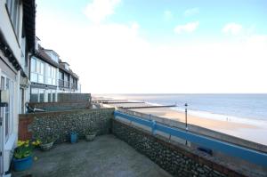 a building with a view of the beach at 3 The Promenade in Sheringham