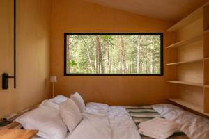 - une chambre avec un lit et une grande fenêtre dans l'établissement Bento Two, 