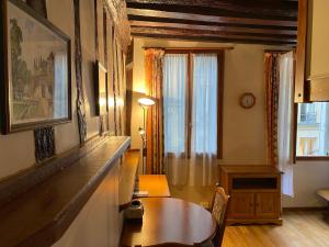 - un salon avec une table et une fenêtre dans l'établissement Quatre rêves à Lutèce, à Paris