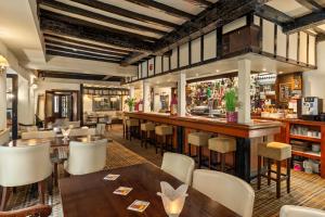 ハバーフォードウェストにあるHotel Marinersのテーブルと椅子のあるレストラン、バー
