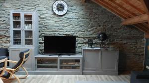 TV a/nebo společenská místnost v ubytování Sous le Charme - Gîte rural grande capacité (16p)
