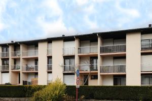een appartementencomplex met balkons en een stopbord bij Découverte - Appt avec vue montagne in Gérardmer