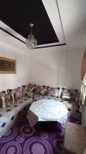 een woonkamer met een bank en een kroonluchter bij alloggio in Agadir