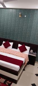 מיטה או מיטות בחדר ב-Shree Gorakhnath Guest House