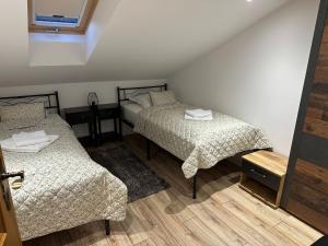 1 Schlafzimmer mit 2 Betten und einem Fenster in der Unterkunft Haus Monica in Bodenmais