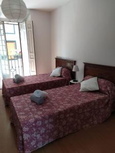 Łóżko lub łóżka w pokoju w obiekcie Alojamiento Oviedo 1