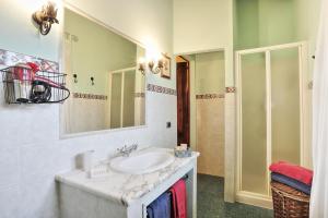 a bathroom with a sink and a mirror at Podere Il Belvedere su Cortona in Castiglion Fiorentino