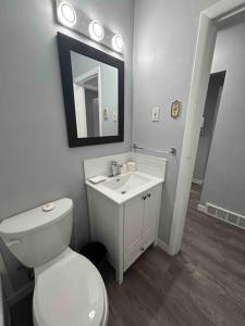 Ένα μπάνιο στο Cute Highland Park(Upper-A-Unit)