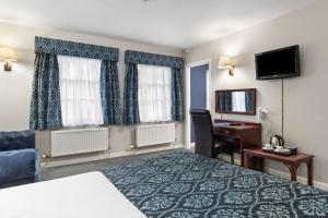 Habitación de hotel con cama y escritorio en Hotel Mariners, en Haverfordwest