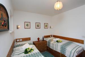 een slaapkamer met 2 aparte bedden en een lamp bij Chalet San Valentino - Happy Rentals in Livigno