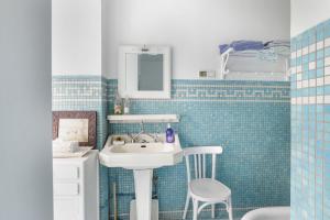 y baño con lavabo y espejo. en "Maison 1850 Paris 18" Chambre avec terrasse et parking en option en París