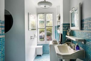 een badkamer met een wastafel en een spiegel bij "Maison 1850 Paris 18" Chambre R avec terrasse et parking en option in Parijs