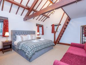 En eller flere senger på et rom på Farmhouse Barn - Rustic luxury for families -Leeds Pass the Keys