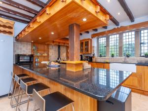 Η κουζίνα ή μικρή κουζίνα στο Poplar Farm Barn - Spring Functions Events Welcome Pass the Keys
