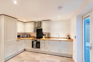 Kuchyň nebo kuchyňský kout v ubytování Lincoln Country Cottage Large Garden & Free Parking