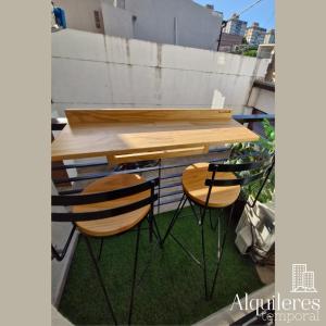 una mesa y dos sillas sentadas bajo una mesa en m boero 3231 en Rosario
