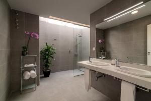 a bathroom with two sinks and a shower at Apartamentos Cordial Mogán Paraíso in Puerto de Mogán