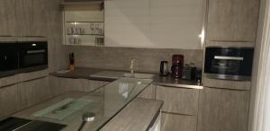 een keuken met een glazen tafel in een keuken bij Loft apartment in Malterdingen
