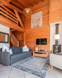 Televízia a/alebo spoločenská miestnosť v ubytovaní 2 bed Chalet, sleeps 5 with shared pool - Morzine + 18 fotografií