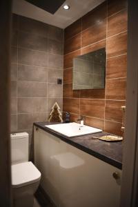 La salle de bains est pourvue d'un lavabo et de toilettes. dans l'établissement Apartament Centrum Legnicy Janson, à Legnica