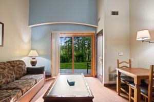 ein Wohnzimmer mit einem Sofa und einem Tisch in der Unterkunft Chula Vista Condo 2145 & 2147 Full Property in Wisconsin Dells