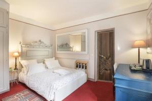 een slaapkamer met een wit bed en een blauw dressoir bij "Maison 1850 Paris 18" Chambre avec terrasse et parking en option in Parijs