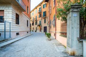 eine leere Straße in einer Gasse zwischen zwei Gebäuden in der Unterkunft Verona Liberty Flats - Torricelle e Adige in Verona
