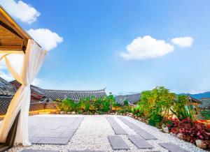 un patio vacío de un edificio con una carpa en Lijiang View Holiday Inn, en Lijiang
