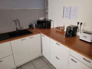 Cuisine ou kitchenette dans l'établissement Souvenirs d'hier