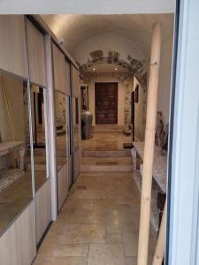 un couloir d'un ancien bâtiment avec une porte dans l'établissement Souvenirs d'hier, à Hyères