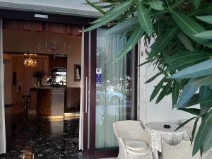 Hotel Altea في ليدو دي يسولو: لوبي مع طاولة وسيارة في النافذة